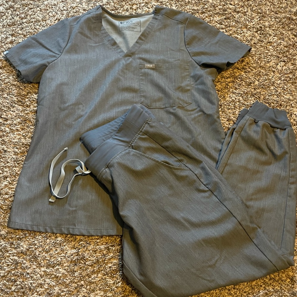FIGS scrub set